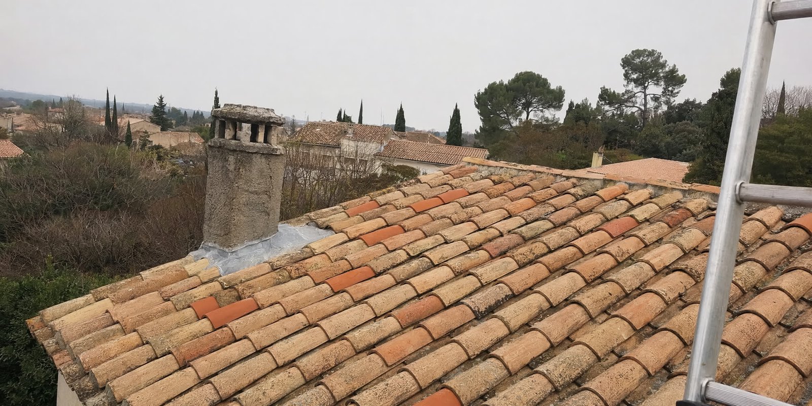 Toiture en tuiles canal rénovée par Rayan Couverture à Nîmes