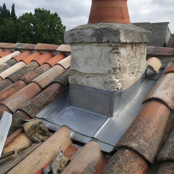 Solin en zinc autour d'une souche de cheminée